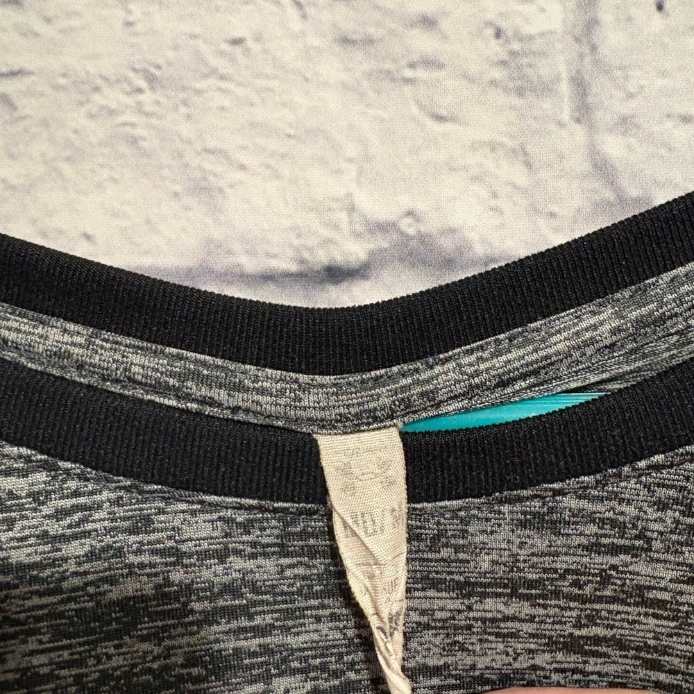 Under Armour Women's Black and Gray Raglan Top Medium - Picture 4 of 6